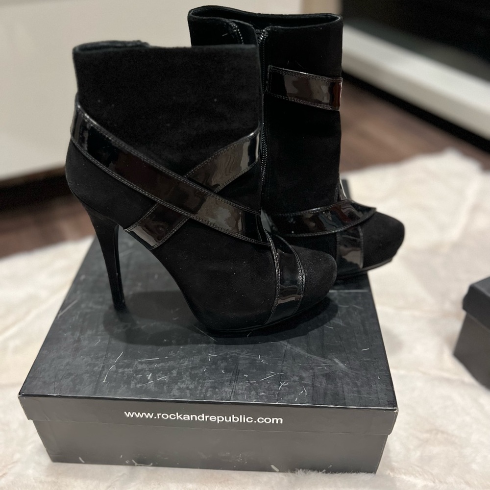 Rock and republic black suede and patent detail platform booties in size 7M.